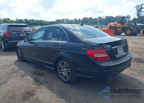 2013 Mercedes-Benz C 300 Luxury 4Matic/Sport 4Matic z USA, uszkodzony, nr VIN WDDGF8AB3DR284534